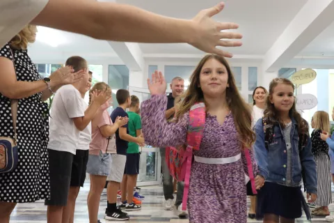 Osijek, 09. 09. 2024, Osnovna &scaron;kola Antuna Mihanovića, Gundulićeva. Prvi dan &scaron;kole, doček i priredba za prva&scaron;ćiće, Gradonačelnik Ivan Radić, nastavni paketi za sve učenike osnovnih &scaron;kola..snimio GOJKO MITIĆ