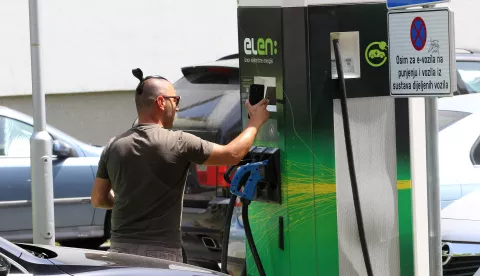Osijek, 26. 07. 2021, Vijenac Paje Kolarica, postaja za punjenje elektricnih automobila, Elen. vrucine, ljeto,, slobodnjak.snimio GOJKO MITIĆ