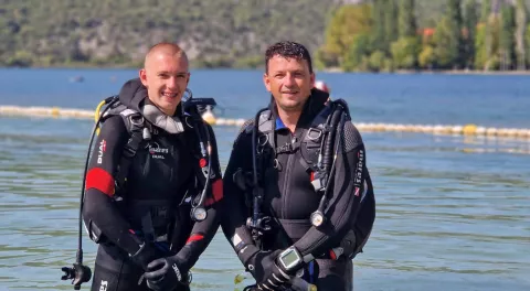 Đakovo - Kelbasovi volontiraju: Roneći, čistili su Krkupeteročlana obitelj Kelbas - ronioci2024.