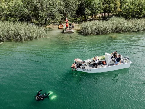 Đakovo - Kelbasovi volontiraju: Roneći, čistili su Krkupeteročlana obitelj Kelbas - ronioci2024.