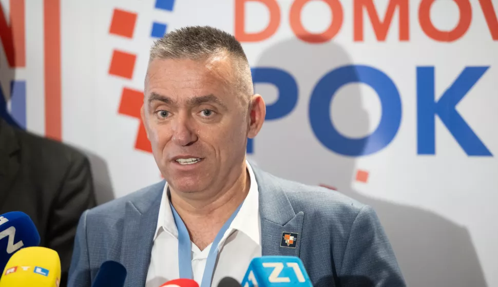 Zagreb, 31.08.2024. - Predsjednik Domovinskog pokreta Ivan Penava i kandidat za zamjenika predsjednika te stranke Stipo Mlinarić dali su izjave za medije nakon Izbornog sabora stanke.Na fotografiji Stipo Mlinarić.foto HINA/ Edvard ŠUŠAK /es