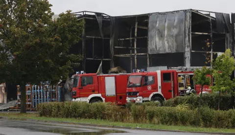 Osijek, 15. 09. 2024, Veliki požar uz Južnu obilaznicu u Osijeku. Izgorila skladi&scaron;ta između Južne obilaznice, Trpimirove i Vinkovačke iza benzinske postaje Garac. Vatrogasci i policija na ternu. Skladi&scaron;ta Lagermaxa, GLS-a i jo&scaron; nekih tvrtki...snimio GOJKO MITIĆ