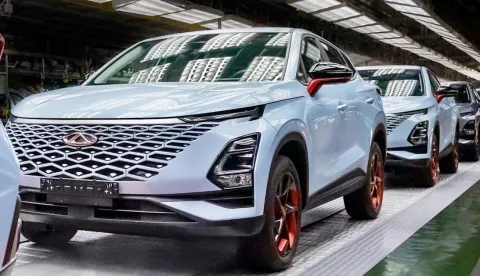 Kineske prodavnice automobila otvaraju se u Rusiji rekordnom brzinom. Od početka godine broj auto salona koje prodaju vozila iz Kine povećao se sa 300 na 936 u vi&scaron;e ruskih gradova."Ruski prodavci automobila nikada nisu zabilježili tako brz rast broja prodavaca automobila iz Kine kao ove jeseni", rekli su dileri napominjući da je od jula do novembra otvoreno 185 salona, navodi se u izvje&scaron;taju časopisa "Pronađi auto", prenose "RIA Novosti".Vodeći brend među novim dilerima bio je "Ekid" sa 48 radnji. Otvoreno je i 47 novih fran&scaron;iza brenda "Omoda", dok je "Čeri" sada vodeći kineski brend sa 167 dilera u Rusiji."Gili" je takođe povećao broj prodavaca automobila za trećinu u prvih 10 mjeseci, sa 44 nova otvaranja, čime je ukupan broj prodajnih salona kompanije u Rusiji dostigao 133."Među ostalim kineskim proizvođačima koji nisu u&scaron;li u prvih 10, treba pomenuti, novi brendovi "Voja" i "Skivel", koji su ove jeseni već otvorili tri nove prodavnice, kao i GAK sa jednim novim prodajnim mjestom", navodi se u izvje&scaron;taju.Popularnost kineskih automobila u Rusiji raste poslije odlaska evropskih, američkih i japanskih brendova sa tog trži&scaron;ta. Mnogim proizvođačima automobila bilo je te&scaron;ko da nastave sa radom u zemlji zbog logističkih poremećaja koji su nastali uvođenjem zapadnih sankcija, nakon &scaron;to su obustavljene isporuke automobila i rezervnih dijelova Rusiji, prenosi "AutoBlog".