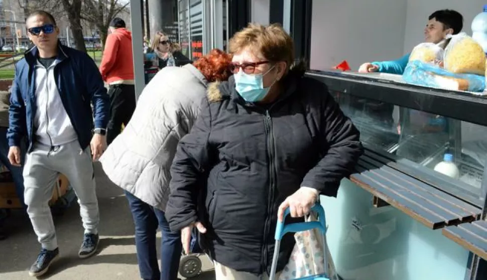 osijek, 14 oћujka 2020, 10,30 sati, donji grad, trћnica, koronavirus, covid-19, snimio zdenko puљiж
