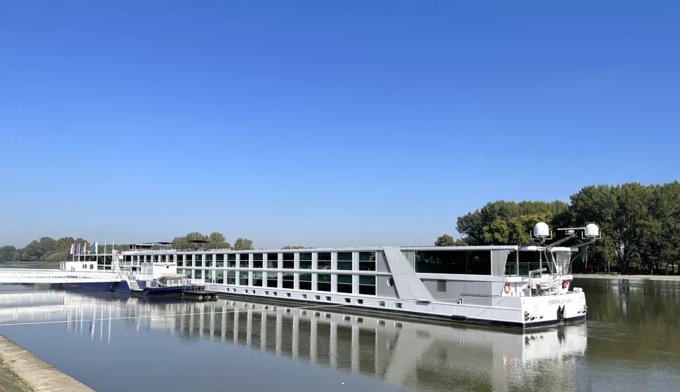 Osijek, 23. 09. 2024., pristanište za kruzere, kruzer, riječni kruzer, Emerald Luna - kruzerSNIMIO BRUNO JOBST