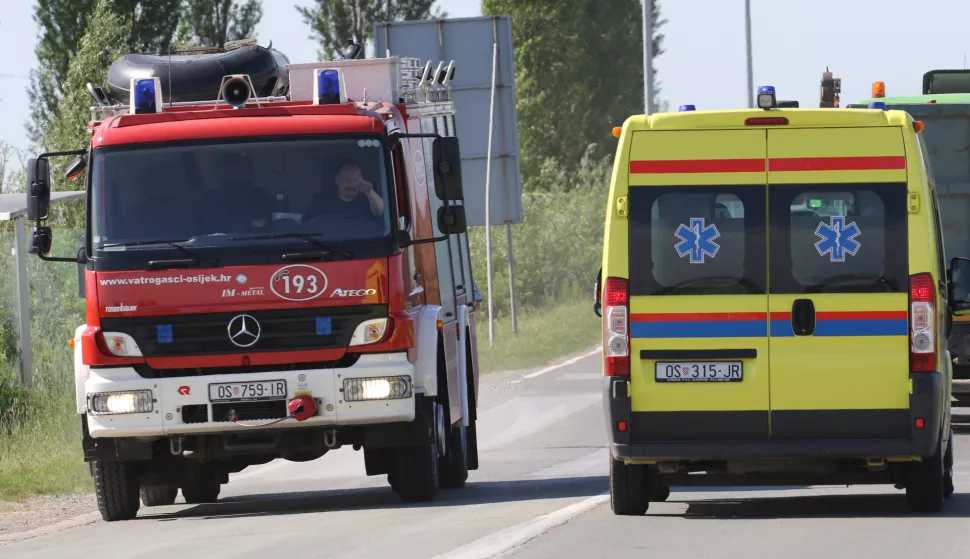 OSIJEK, 08. 05. 2015, PROMETNA NESREĆA NA OBILAZNICI PREMA ANTUNOVCU, KOD ODLAGALIŠTA LONČARICA VELIKA. OSOBNI AUTOMOBIL I KAMION, POGINULA OSOBA. POLICIJA, VATROGASCI, UKOP, HITNA ....snimio GOJKO MITIĆ
