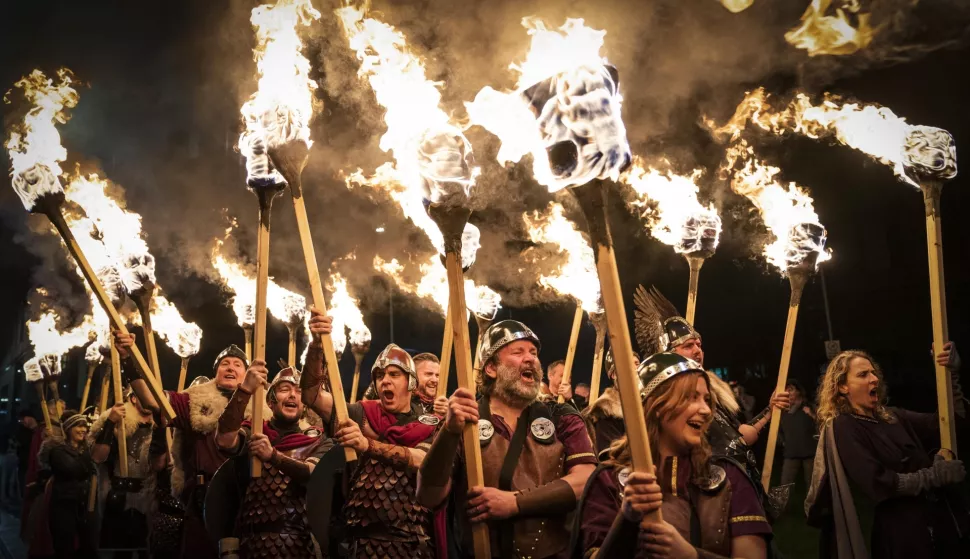 Škotska: Započeo popularni glazbeni festival Celtic Connections Shetland Vikings light up the Celtic Connections opening weekend as they welcome audiences to the Glasgow Royal Concert Hall with flaming torches, cheers and songs celebrating Up Helly Aa