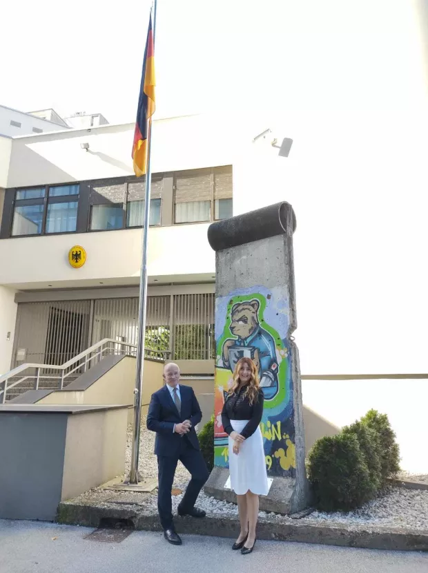 MAGAZIN INANj_E__Christian_Helbach_i_Ina_Stasevic__GS__ispred_Veleposlanstva_SR__Njemacke__ispred_dijela_berlinskog_zida.