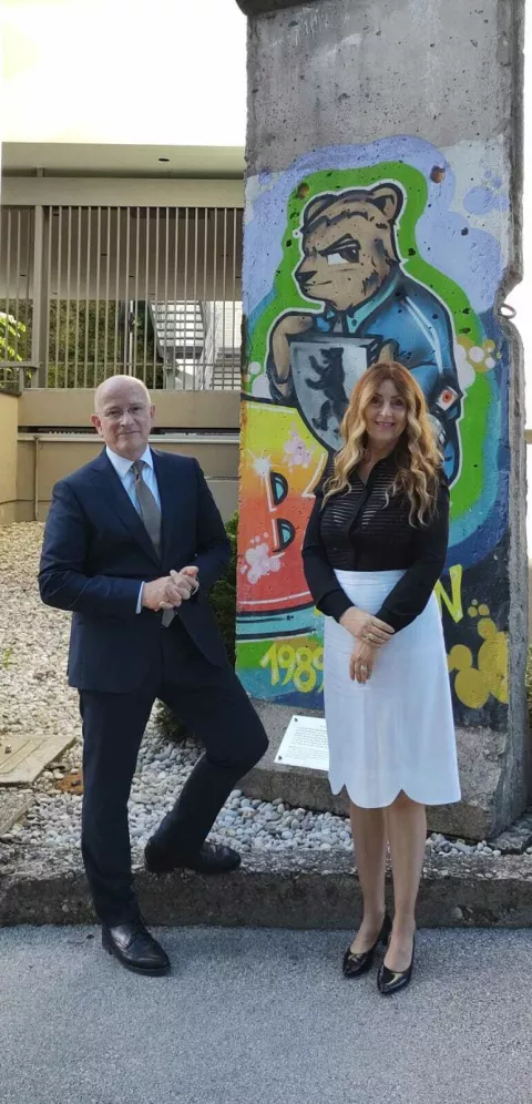 MAGAZIN INANj_E__Christian_Helbach_i_Ina_Stasevic__GS__ispred_Veleposlanstva_SR__Njemacke__ispred_dijela_berlinskog_zida.