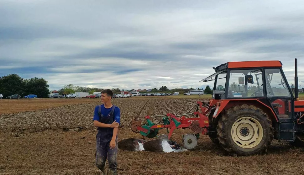 VINKOVCI - BERAKNa 20. državnom natjecanju orača održanom proteklog vikenda u Velikoj Gorici, gdje su se natjecali najbolji orači iz 13 županija, drugi put na najvišoj razini nadmetanja drugo je mjesto u kategoriji plugova ravnjaka osvojio 18-godišnji David Aleksa (18) iz Berka, nedaleko od Vukovara. Kao i na prošlogodišnjem državnom i županijskom natjecanju u kolovozu u Ilači, i sada je bio najmlađi natjecatelj.RUJAN 2024.