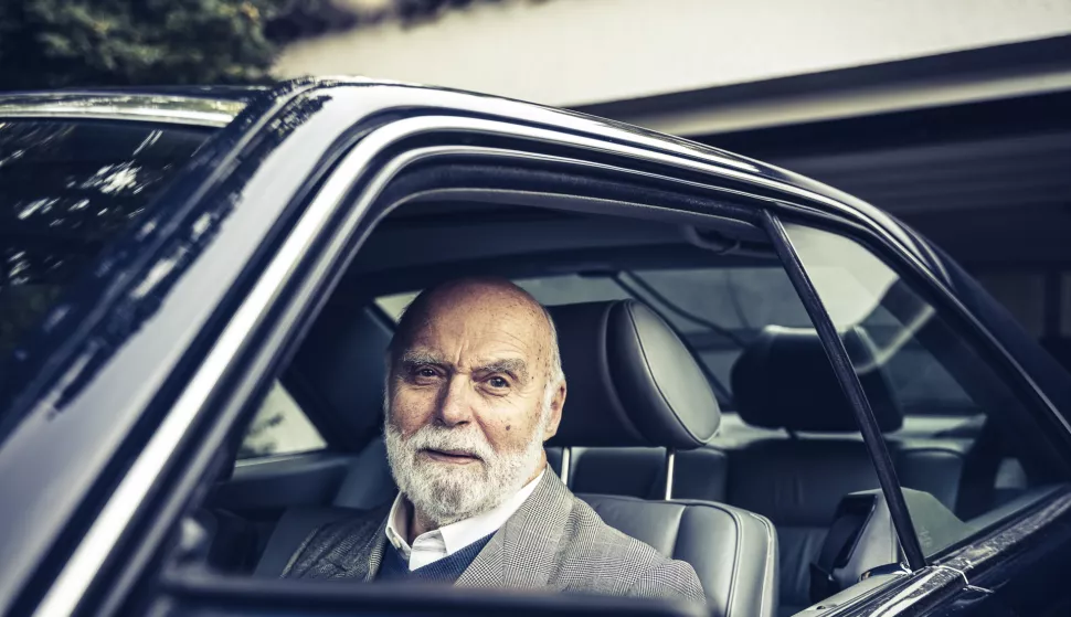Bruno Sacco, Mercedes-Benz Chefdesigner von 1975 bis 1999, in seinem persönlichen Mercedes-Benz 560 SEC (C 126). Foto aus dem Jahr 2019. Bruno Sacco, Chief Designer of Mercedes-Benz from 1975 to 1999, in his personal Mercedes-Benz 560 SEC (C 126). Photo from 2019.