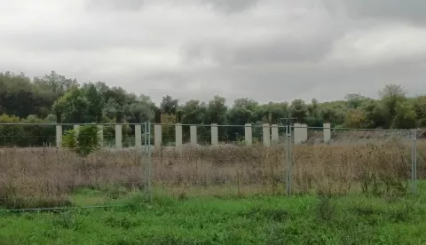 Lokacija za izgradnju nove Ekonomske &scaron;kole Vukovar na Olajnici; biv&scaron;i je izvođač odradio oko 20 posto ugovorenog posla u odustao; Grad traži novi izvor sredstava