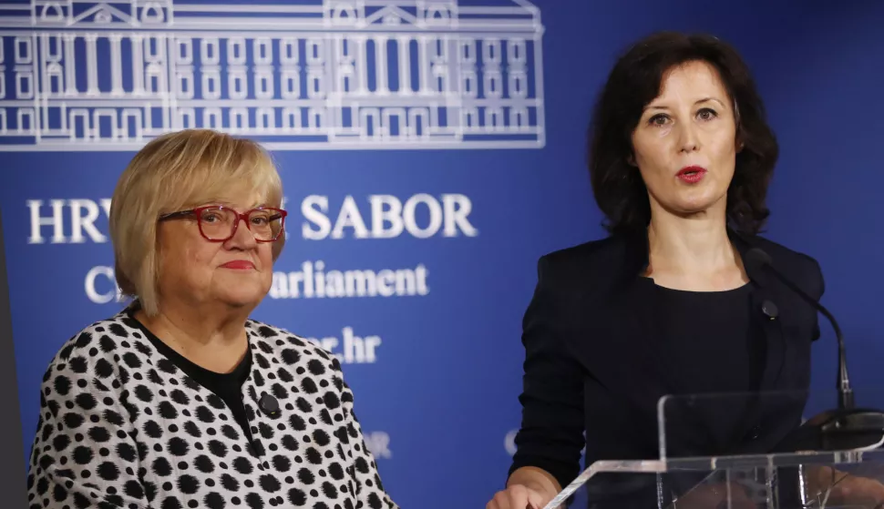 Zagreb, 08.10.2024. - Saborske zastupnice Anka Mrak-Tarita&scaron; i Dalija Ore&scaron;ković održale su konferenciju za medije s temom ostavka ministra demografije i useljeni&scaron;tva. Na fotografiji Anka Mrak-Tarita&scaron; (L) i Dalija Ore&scaron;ković (D). foto HINA /Zvonimir KUHTIĆ/ kuzo