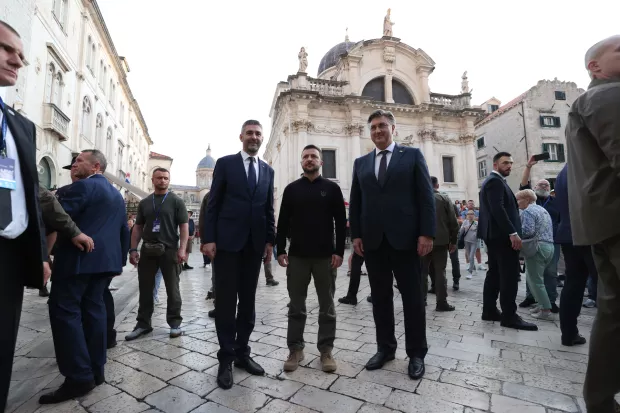 Dubrovnik, 09.10.2024 - Predsjednik Vlade Andrej Plenković i predsjednik Ukrajine Volodimir Zelenski pro&scaron;etali su Starim gradom i obi&scaron;li Spomen sobu dubrovačkim braniteljima u Palači Sponza. Na fotografiji Mato Franković, Andrej Plenković, Volodimir Zelenski. foto HINA/ Damir SENČAR/ ds
