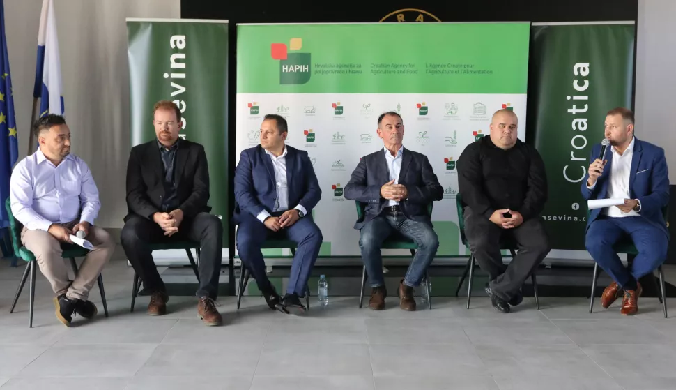 Osijek, 10. 10. 2024, Prijamni centar Tvrđa. Gra&scaron;evina Croatica, ku&scaron;anje i panel raprave. snimio GOJKO MITIĆ