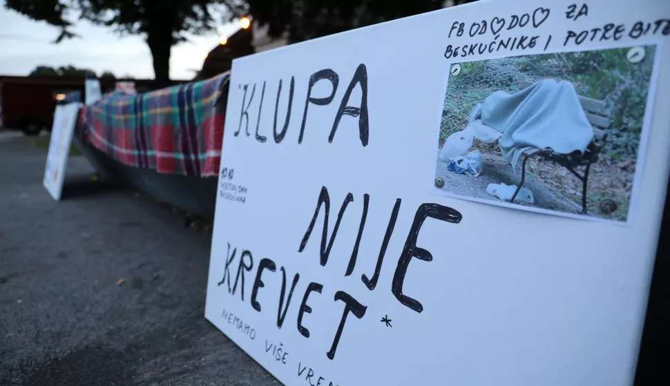 10.10.2023., Zagreb - Inicijativa "Od srca do srca" s udrugom Fajter odrzala je mirni prosvjed na zagrebackom Glavnom kolodvoru pod nazivom "Klupa nije krevet", na kojem su od Vlade i Grada zatrazili zakonske izmjene koji ce beskucnicima omoguciti smjestaj, zdravstvenu skrb i zaposljavanje. Prosvjed se odrzava u povodu Svjetskog dana beskucnika Photo: Emica Elvedji/PIXSELL