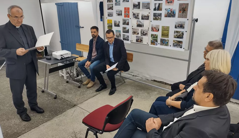 Centar za prihvat beskućnika Osijek obilježio 25 godina rada na Svjetski dan beskućnika. Ravnatelj Centra vlč Drago Tukara, mons Đuro Hranić, nadbiskup đakovačko-osječki, Romana Kovačević, pročelnica Upravnog odjela za socijalnu za&scaron;titu, umirovljenike i zdravstvo Grada Osijeka
