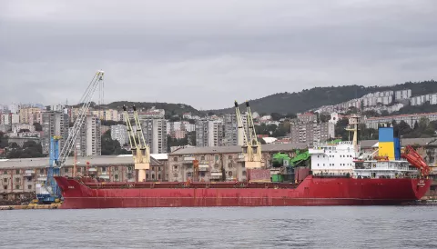 RIJEKA,08. 10.2024. RIJEKALUKA RIJEKA BROD AZARA ILUSTRACIJA UKRCAJ PRETOVAT GENERALNI TERET POMORSTVO BDP TRANSPORT LUCKA UPRAVA...SNIMIO SERGEJ DRECHSLER