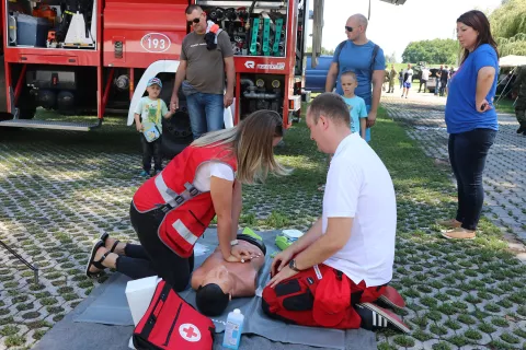 30.06.2018., Osijek - Program obilježavanja Dana osječkih branitelja obilježen je izložbom naoružanja na lijevoj obali Drave. Osim vojske bili su prisutni, vatrogasci, hitna pomoć, policija i crveni križ.Foto: Željko &Scaron;epić/Glas Slavonije