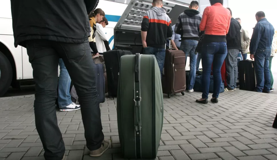 OSIJEK, 01. 04. 2014, AUTOBUSNI KOLODVOR OSIJEK. PUN AUTOBUS ZA NJEMAČKU. LJUDI BJEE IZ HRVATSKE ...snimio GOJKO MITIĆ