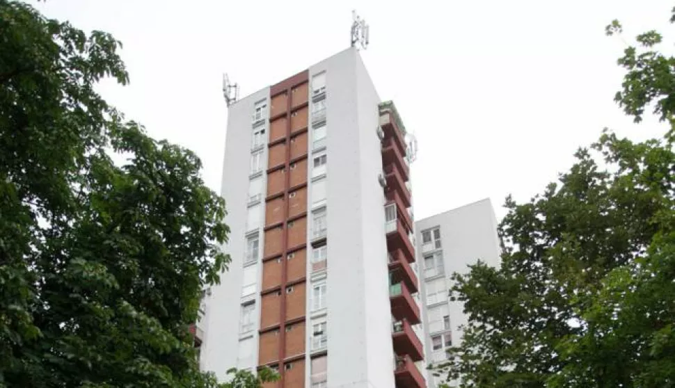 snimio Davor KIBEL,Osijek, 30.06.2014. zgrada na Sjenjaku zvana četverolist, Grad planira praviti parkiralite za stanare ove zgrade