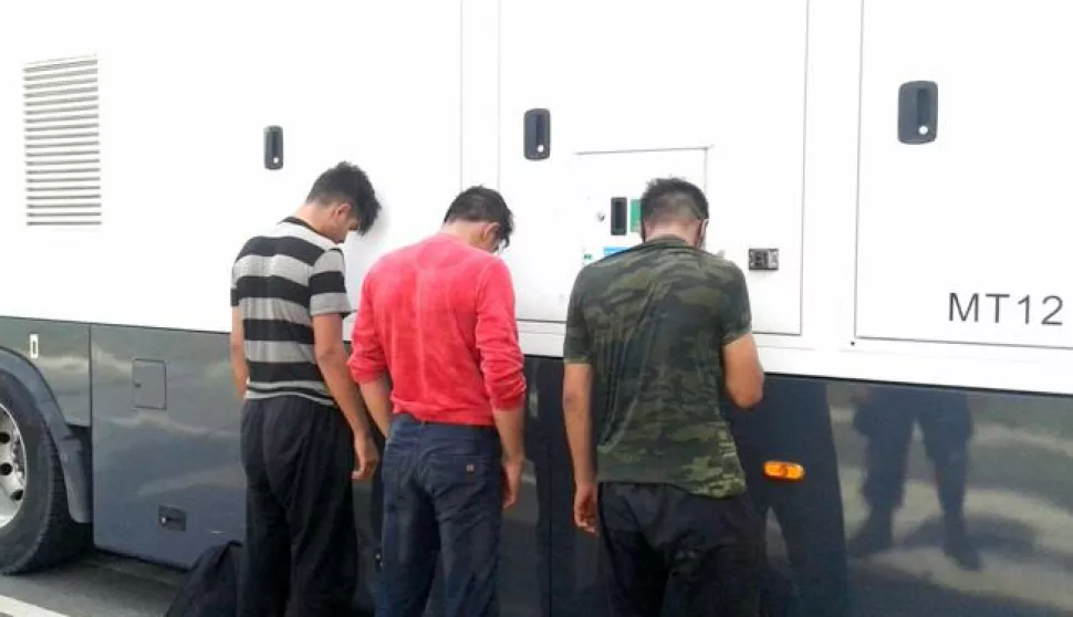 Beograd, 17.8.2016 - Srbijanska granična policija spriječila je u srijedu na graničnim prijelazima id-Tovarnik i Batrovci-Bajakovo pokuaj estorice ilegalnih migranata da prijeđu iz Srbije u Hrvatsku kao "slijepi putnici" u teretnom dijelu kamiona, priopćila je Uprava carina Srbije (UCS). Na slici migranti pokraj kamiona.foto HINA/ UCS/ ua