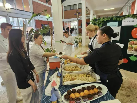 VINKOVCIU Srednjoj strukovnoj školi Vinkovci proveli su volontersku akciju za pomoć svjetskoj organizaciji Marijini obroci Hrvatskelistopad 2024.