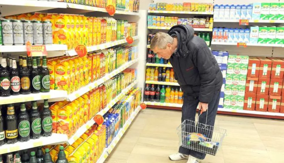 RIJEKA, 14.01.2012. RIJEKAROBNA KUĆA KORZO OTVOREN NOVI MARKET TOMMYILUSTRACIJA: PREHRANA, TRGOVINA, PRODAVAČICA, STANDARD, KUPAC, KUPCI, POTROAČKA KOARICA, CIJENE, HRANA, POTRONJA, PDV, MALOPRODAJA... SOK SOKOVI BEZALKOHOLNA PIĆA SNIMIO SERGEJ DRECHSLER