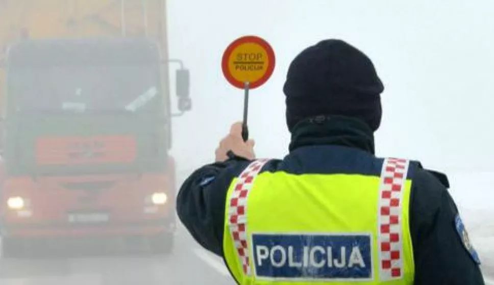 ?klisa, 16.12.2012, cesta osijek-vukovar, prometna policija, regulacija prometa, 500tinjak metara prije krianja bobota - vuka, prometna nesreća, maglasnimio zdenko puić------crna3 st color