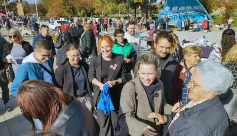 Osijek, 2.11.2024.- Predsjednička kandidatkinja Možemo! Ivana Kekin na Trgu Sv. Trojstva u Osijeku održala je u subotu konferenciju za novinare te je obi&scaron;la Sajam antikviteta i razgovarala s građanima Osijeka na sredi?njem Trgu Ante Starčevića. foto HINA/ Tomislav Prusina/ ua