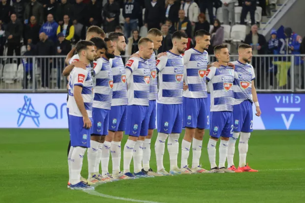 Osijek, 02. 11. 2024, Opus Arena, SuperSport HNL 24/25, nogmet, Osijek - Gorica. Ekipa Osijeka, minuta &scaron;utnje.snimio GOJKO MITIĆ