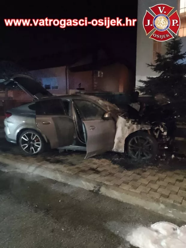 Izgorio automobil u Vla&scaron;ićkoj ulici u Osijeku