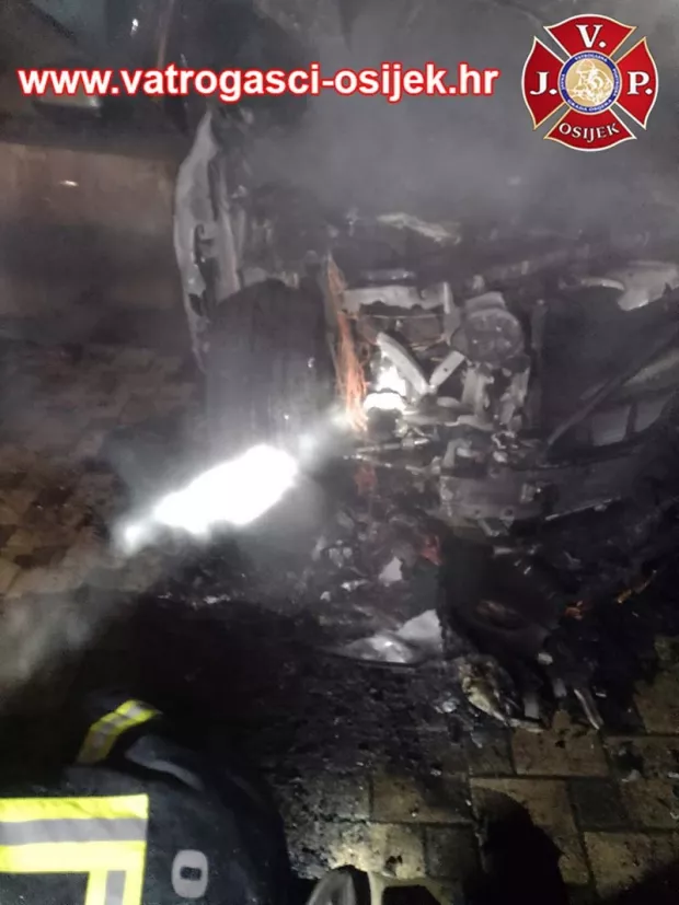 Izgorio automobil u Vla&scaron;ićkoj ulici u Osijeku