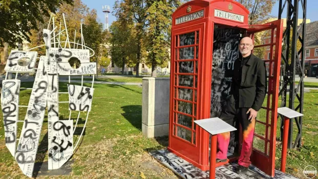 VINKOVCIVinkovački Gradski muzej proslavio je 78. rođendan dvjema izložbama. U najmanjoj galeriji na svijetu, onoj na Trgu bana &Scaron;okčevića, nedaleko od muzejske zgrade, Telephone galeriji, otvorena je izložba Elvisa Benona iz Pazina koji je izložio instalaciju EGO, a u prizemlju Gradskog muzeja izložba "Knez iz Bojne".studeni 2024.