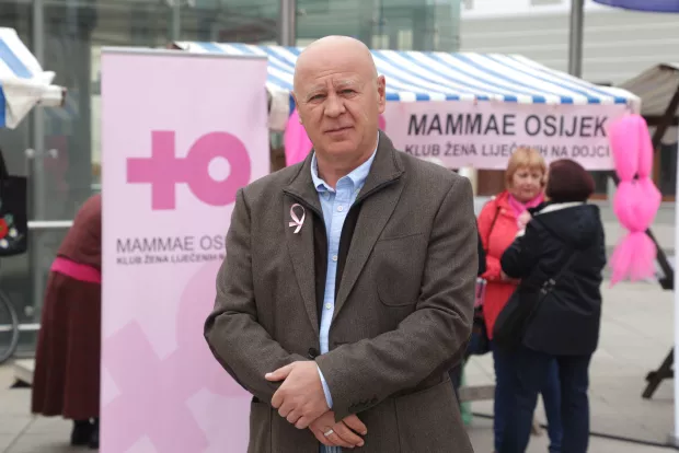 Osijek, 05. 10. 2024., Trg. A. Starčevića, Dan ružičaste vrpce, 25. Dan ružičaste vrpce, MAMMAE, Medicinska &scaron;kola Osijek, NZJZ, Nikola Kraljik, dr. SNIMIO BRUNO JOBST
