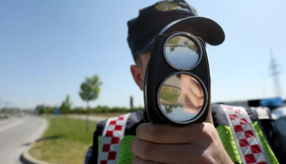 snimio Davor KIBEL, Osijek, 21.04.2016. Gacka ulica, policija kontrolira brzinu vonje, kontrola brzine, brzina, vonja, patrola na cesti, organizirana akcija kontrole, ograničenje, brza vonja