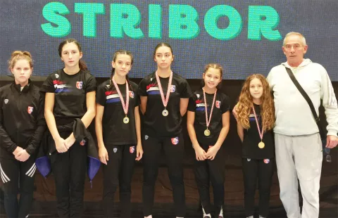SLATINA, Trener Borivoje Kocić s mladim hrvačicama na turniru Herkul open, 10.11.2024., ustupljena fotografija