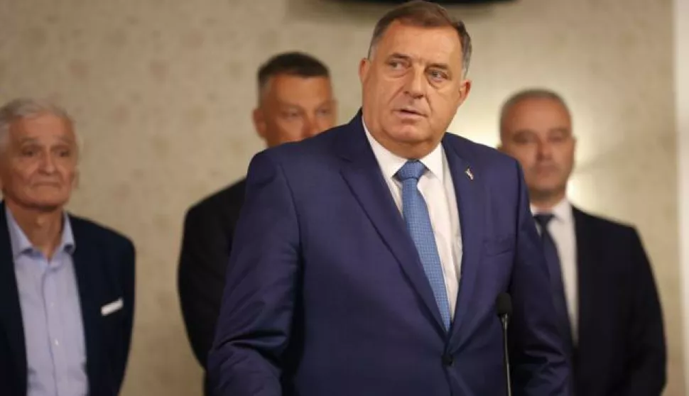 Sarajevo, 22.8.2023.- Čelnici stranaka koje čine vladajuću koaliciju u BiH u utorak su se suglasili da u parlamentarnu proceduru upute prijedloge tri zakona čije bi usvajanje deblokiralo proces europskih integracija i ujedno doprinijelo smirivanju političke krize u zemlji. Na slici Milorad Dodik. foto HINA/ FENA/ Hazim Aljović/ ua