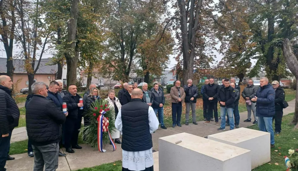 STARI MIKANOVCIVeterani Domovinskoga rata pripadnici 65. lakog samohodnog topničko-raketnog diviziona protuzračne obrane (65. lstrd PZO) na svom redovitom godi&scaron;njem susretu okupili su se u Starim Mikanovcima položiti vijence i zapaliti svijeće kod spomenika u sredi&scaron;tu sela, u sjećanje na sve poginule u Domovinskom ratu i na preminule pripadnike postrojbe.studeni 2024.