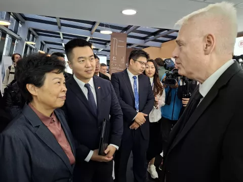 MAGAZIN INA KINAFotka__Gospoda_Ge_Huijun__predsjednica_Vlade_Provincije_Shandong_u_Kini_i_prof_dr_sc__Ivo_Josipovic