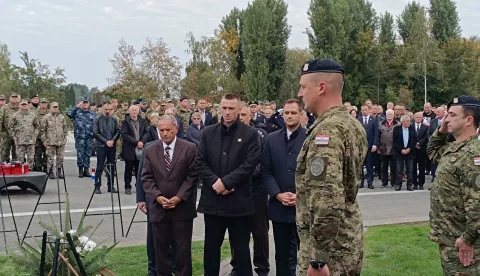 Gradonačelnik Vukovara Ivan Penava sudjelovao je u obilježavanju 33. godi&scaron;njice pogibije general-bojnika Blage Zadre i pukovnika Alfreda Hilla. Program obilježavanja počeo je polaganjem vijenaca na njihov grob na Memorijalnom groblju žrtava iz Domovinskog rata. Na fotografiji Ivan Penava. foto HINA/ Željko DRAŽENOVIĆ/ tm