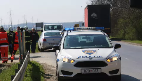 OSIJEK, 19. 03. 2020, PROMETNA NESREĆA NA T KRIŽANJU KRAJ DIVALTOVE ULICE, ISTOK. OSOBNI AUTOMOBIL ZAVR&Scaron;IO U KANALU. POLICIJA, VATROGASCI, HITNA. OČEVID.snimio GOJKO MITIĆ