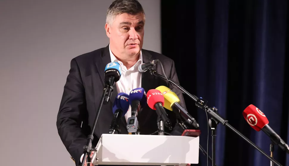 Zadar, 30.10.2024. - Predsjednik Republike Zoran Milanović sudjelovao je u svečanosti obilježavanja 80. godišnjice oslobođenja Zadra od fašizma, nacizma i vraćanje Hrvatskoj. Tim povodom Udruga antifašističkih boraca i antifašista grada Zadra u suradnji sa Zajednicom udruga antifašističkih boraca i antifašista Zadarske županije te uz potporu Grada Zadra, Zadarske županije i pod pokroviteljstvom Predsjednika RH, održan je prigodni program u Providurova palači Na fotografiji: Zoran Milanovic, Foto HINA/Zvonko KUCELIN