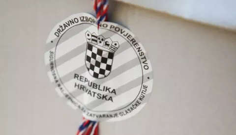 Zagreb, 17.04.2024.- Tomislav Toma&scaron;ević glasao je na izbornom mjestu O&Scaron; kralja Tomislava tijekom parlamentarnih izbora u Hrvatskoj. Ilustracija,pečat DIP-a na glasačkoj kutiji.foto HINA/ Admir BULJUBA&Scaron;IĆ/ abu