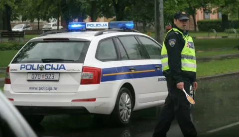 OSIJEK, 14. 05. 2014, GUNDULIĆEVA ULICA KOD TRGOVAČKE KOLE OKO 14 I 30. PROMETNA NESREĆA TRI OSOBNA VOZILA, LANČANI SUDAR. POLICIJA, HITNA, GUVA&nbsp;...snimio GOJKO MITIĆ