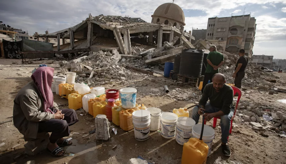 epa11727169 Palestinians wait to fill containers with drinking water amid the destruction in the Khan Younis camp, southern Gaza Strip, 18 November 2024. According to the UN, at least 1.9 million people (or nine in ten people) across the Gaza Strip are internally displaced, including people who have been repeatedly displaced. Since October 2023, only about 11 percent of the Gaza Strip has not been placed under Israeli-issued evacuation orders, the UN aid coordination office OCHA said. EPA/HAITHAM IMAD