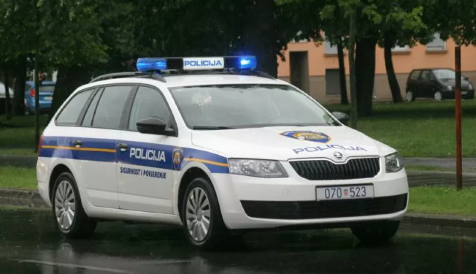 OSIJEK, 14. 05. 2014, GUNDULIĆEVA ULICA KOD TRGOVAČKE KOLE OKO 14 I 30. PROMETNA NESREĆA TRI OSOBNA VOZILA, LANČANI SUDAR. POLICIJA, HITNA, GUVA ...snimio GOJKO MITIĆ