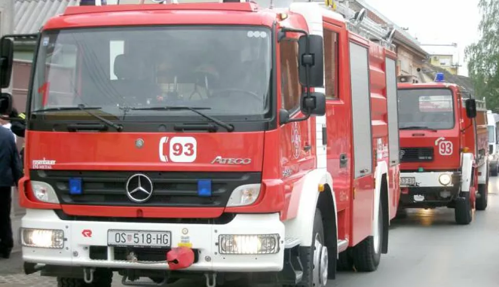 2.5.2009.Poar sobice u dvoritu u Ruinoj 13 u Osijeku. Vatrogasci stigli za tri minute i ugasili poarSnimio: Milan Bugarić------3xcolor osijek