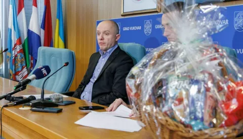 Pročelnik UO za dru&scaron;tvene djelatnosti Josip Palo&scaron; i gradonačelnik Vukovara Ivan Penava na konferenciji za medije na temu isplate božićnica umirovljenicima