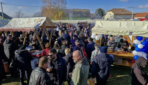 Nekoliko tisuća ljudi iz raznih dijelova Hrvatske i inozemstva posjetilo je Zimski vašar u Karanacu, odnosno tamošnju poljanu kod župne katoličke crkve svetog Donata.